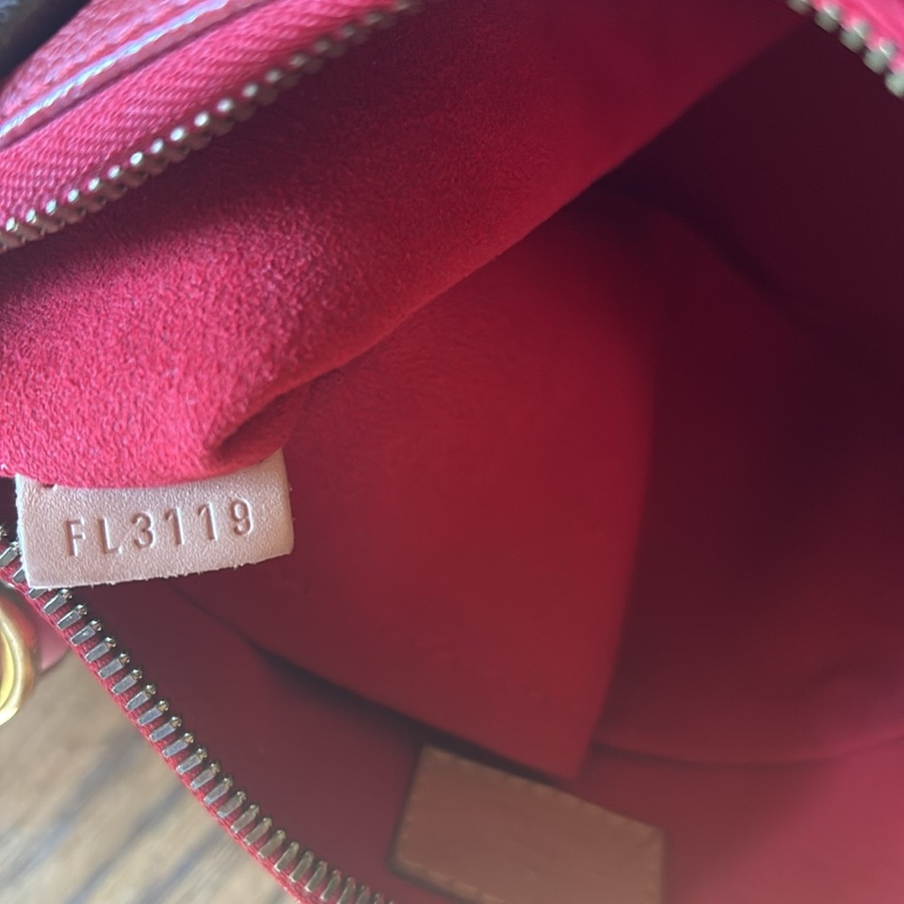 Louis Vuitton V Monogram - Picture 12 of 16